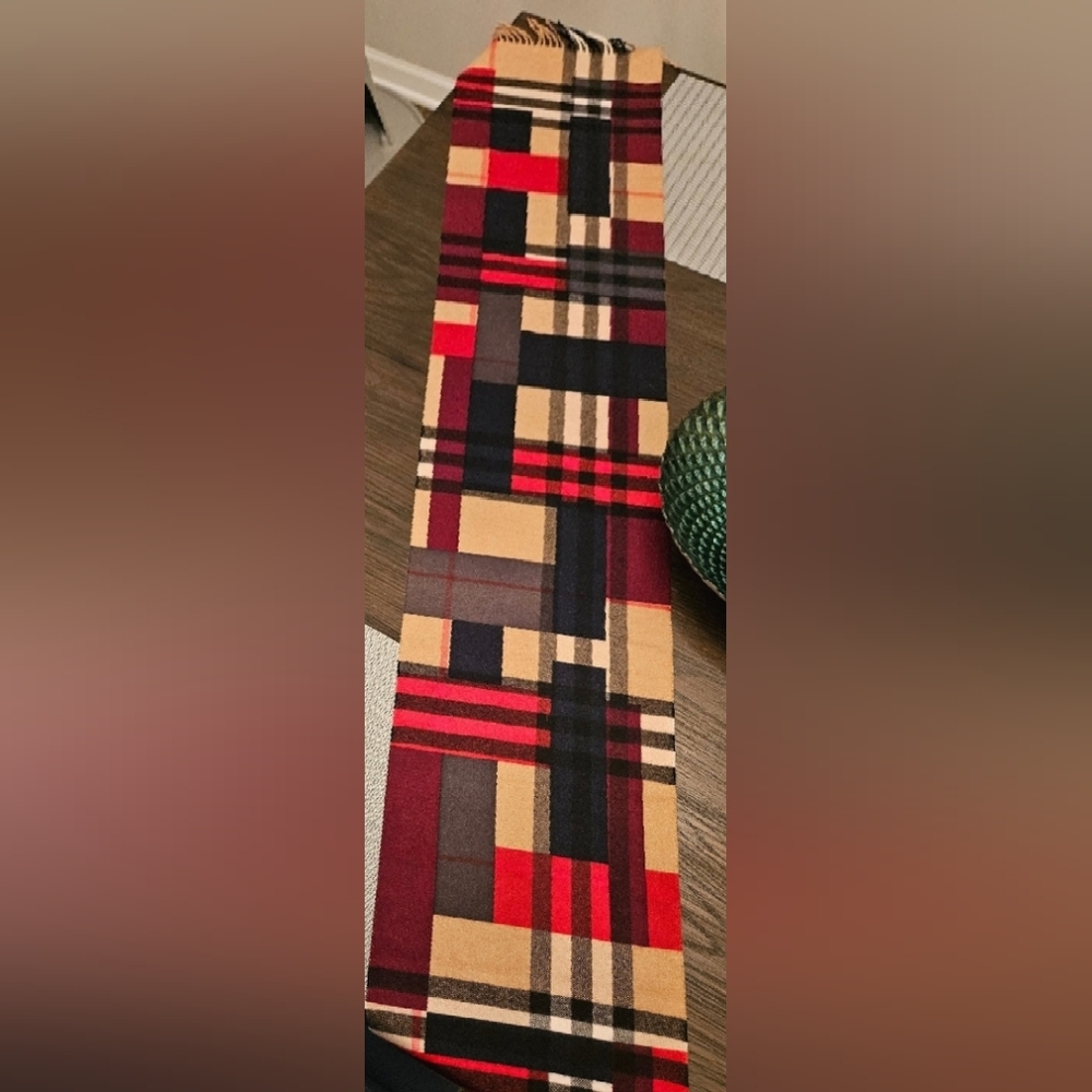 LIKE NEW Burberry Classic Nova Check Cashmere Scarf - Reversible Geo Pattern - Picture 4 of 8